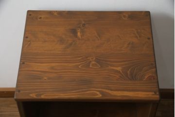 箪笥をサイドキャビネットとチェストにリメイク!上部2杯は新たに制作したオープンラックの引き出しにし、サイドキャビネットに加工。下部4杯は箪笥の天板を移設し、チェストに。いずれも現状の色味をベースに着色仕上げ。