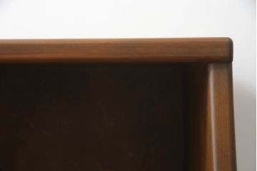 箪笥をサイドキャビネットとチェストにリメイク!上部2杯は新たに制作したオープンラックの引き出しにし、サイドキャビネットに加工。下部4杯は箪笥の天板を移設し、チェストに。いずれも現状の色味をベースに着色仕上げ。