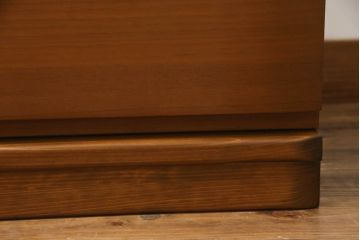 箪笥をサイドキャビネットとチェストにリメイク!上部2杯は新たに制作したオープンラックの引き出しにし、サイドキャビネットに加工。下部4杯は箪笥の天板を移設し、チェストに。いずれも現状の色味をベースに着色仕上げ。