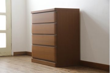箪笥をサイドキャビネットとチェストにリメイク!上部2杯は新たに制作したオープンラックの引き出しにし、サイドキャビネットに加工。下部4杯は箪笥の天板を移設し、チェストに。いずれも現状の色味をベースに着色仕上げ。