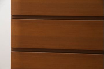 箪笥をサイドキャビネットとチェストにリメイク!上部2杯は新たに制作したオープンラックの引き出しにし、サイドキャビネットに加工。下部4杯は箪笥の天板を移設し、チェストに。いずれも現状の色味をベースに着色仕上げ。