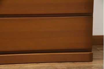 箪笥をサイドキャビネットとチェストにリメイク!上部2杯は新たに制作したオープンラックの引き出しにし、サイドキャビネットに加工。下部4杯は箪笥の天板を移設し、チェストに。いずれも現状の色味をベースに着色仕上げ。