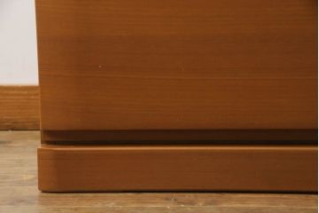 箪笥をサイドキャビネットとチェストにリメイク!上部2杯は新たに制作したオープンラックの引き出しにし、サイドキャビネットに加工。下部4杯は箪笥の天板を移設し、チェストに。いずれも現状の色味をベースに着色仕上げ。