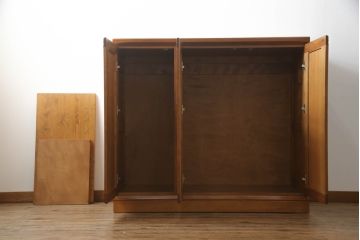 洋服箪笥を戸棚にリメイク!高さをカットし天板を強化。内部の鏡やネクタイ掛け等を取り外し、棚を追加。
