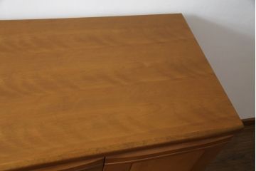 洋服箪笥を戸棚にリメイク!高さをカットし天板を強化。内部の鏡やネクタイ掛け等を取り外し、棚を追加。