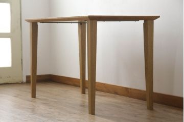ローテーブルを高さ調整リメイク!元の脚と同じオーク材で、指定の高さの脚を新規製作。天板の色に合わせて着色して仕上げ。