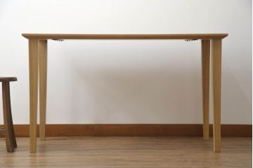 ローテーブルを高さ調整リメイク!元の脚と同じオーク材で、指定の高さの脚を新規製作。天板の色に合わせて着色して仕上げ。