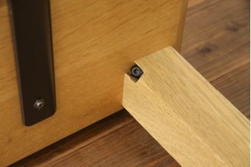 ローテーブルを高さ調整リメイク!元の脚と同じオーク材で、指定の高さの脚を新規製作。天板の色に合わせて着色して仕上げ。