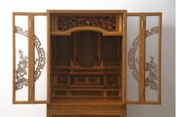 お仏壇をコンパクトにリメイク!内部装飾含め全体をリサイズし、本体枠を新規製作。併せて、セットで使える脚付きチェストも新規製作。