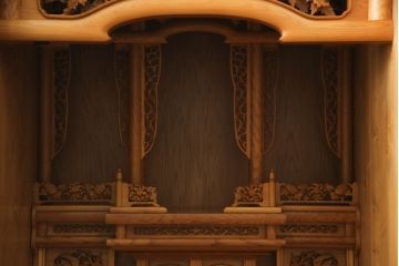 お仏壇をコンパクトにリメイク!内部装飾含め全体をリサイズし、本体枠を新規製作。併せて、セットで使える脚付きチェストも新規製作。