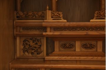 お仏壇をコンパクトにリメイク!内部装飾含め全体をリサイズし、本体枠を新規製作。併せて、セットで使える脚付きチェストも新規製作。