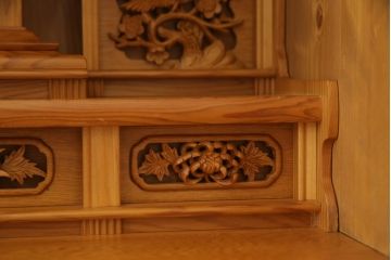 お仏壇をコンパクトにリメイク!内部装飾含め全体をリサイズし、本体枠を新規製作。併せて、セットで使える脚付きチェストも新規製作。