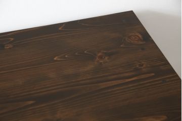 桐箪笥をチェストとサイドボードにリメイク!上段の引き戸にモールガラスをはめ込み、下段は引き出しを縦3等分に分割。上下段を組み合わせ脚付きチェストに。中段は扉と衣装盆を取り外し、棚板を新規製作。脚付きサイドボードに。2台ともアンティークホワイトでペイント。