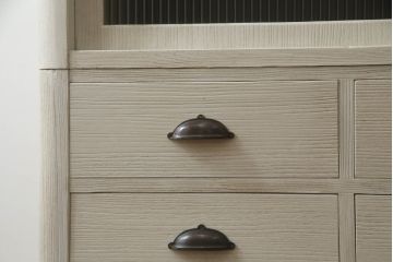桐箪笥をチェストとサイドボードにリメイク!上段の引き戸にモールガラスをはめ込み、下段は引き出しを縦3等分に分割。上下段を組み合わせ脚付きチェストに。中段は扉と衣装盆を取り外し、棚板を新規製作。脚付きサイドボードに。2台ともアンティークホワイトでペイント。