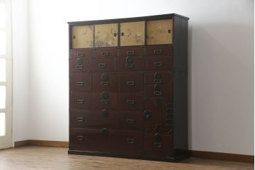 整理箪笥を綺麗に再生!襖の破れを補修。指定の引き出しのみ3分割し、使い勝手良く。元の色味に合わせキズ部分を補色して仕上げ。