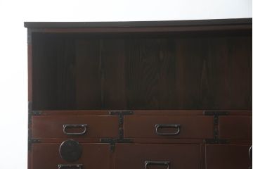 整理箪笥を綺麗に再生!襖の破れを補修。指定の引き出しのみ3分割し、使い勝手良く。元の色味に合わせキズ部分を補色して仕上げ。