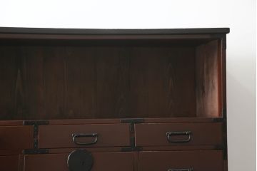 整理箪笥を綺麗に再生!襖の破れを補修。指定の引き出しのみ3分割し、使い勝手良く。元の色味に合わせキズ部分を補色して仕上げ。