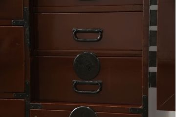 整理箪笥を綺麗に再生!襖の破れを補修。指定の引き出しのみ3分割し、使い勝手良く。元の色味に合わせキズ部分を補色して仕上げ。