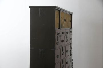整理箪笥を綺麗に再生!襖の破れを補修。指定の引き出しのみ3分割し、使い勝手良く。元の色味に合わせキズ部分を補色して仕上げ。