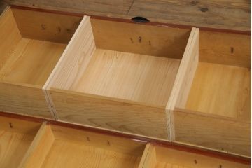 整理箪笥を綺麗に再生!襖の破れを補修。指定の引き出しのみ3分割し、使い勝手良く。元の色味に合わせキズ部分を補色して仕上げ。