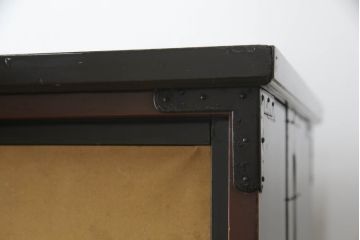 整理箪笥を綺麗に再生!襖の破れを補修。指定の引き出しのみ3分割し、使い勝手良く。元の色味に合わせキズ部分を補色して仕上げ。