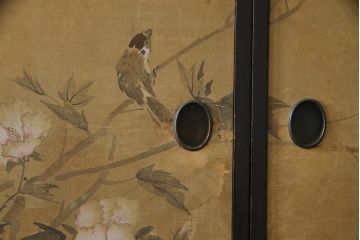 整理箪笥を綺麗に再生!襖の破れを補修。指定の引き出しのみ3分割し、使い勝手良く。元の色味に合わせキズ部分を補色して仕上げ。