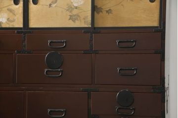 整理箪笥を綺麗に再生!襖の破れを補修。指定の引き出しのみ3分割し、使い勝手良く。元の色味に合わせキズ部分を補色して仕上げ。