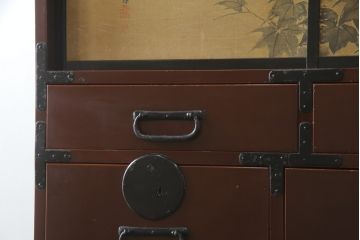 整理箪笥を綺麗に再生!襖の破れを補修。指定の引き出しのみ3分割し、使い勝手良く。元の色味に合わせキズ部分を補色して仕上げ。