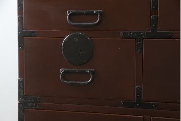整理箪笥を綺麗に再生!襖の破れを補修。指定の引き出しのみ3分割し、使い勝手良く。元の色味に合わせキズ部分を補色して仕上げ。