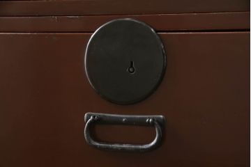 整理箪笥を綺麗に再生!襖の破れを補修。指定の引き出しのみ3分割し、使い勝手良く。元の色味に合わせキズ部分を補色して仕上げ。