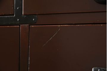 整理箪笥を綺麗に再生!襖の破れを補修。指定の引き出しのみ3分割し、使い勝手良く。元の色味に合わせキズ部分を補色して仕上げ。