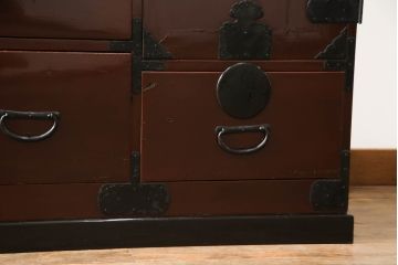 整理箪笥を綺麗に再生!襖の破れを補修。指定の引き出しのみ3分割し、使い勝手良く。元の色味に合わせキズ部分を補色して仕上げ。
