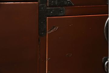 整理箪笥を綺麗に再生!襖の破れを補修。指定の引き出しのみ3分割し、使い勝手良く。元の色味に合わせキズ部分を補色して仕上げ。
