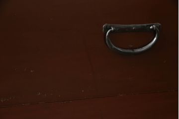 整理箪笥を綺麗に再生!襖の破れを補修。指定の引き出しのみ3分割し、使い勝手良く。元の色味に合わせキズ部分を補色して仕上げ。