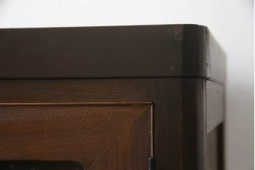 三段重ね桐箪笥の上段を脚付きサイドボードにリメイク!衣装盆を取り外し棚を新規製作。天板は新材に張り替え。鏡は取り外し、レトロな気泡ガラスに交換。元の色味に合わせて全体を着色して仕上げ。