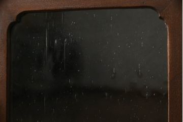 三段重ね桐箪笥の上段を脚付きサイドボードにリメイク!衣装盆を取り外し棚を新規製作。天板は新材に張り替え。鏡は取り外し、レトロな気泡ガラスに交換。元の色味に合わせて全体を着色して仕上げ。
