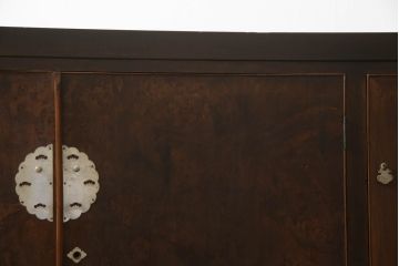 三段重ね桐箪笥の上段を脚付きサイドボードにリメイク!衣装盆を取り外し棚を新規製作。天板は新材に張り替え。鏡は取り外し、レトロな気泡ガラスに交換。元の色味に合わせて全体を着色して仕上げ。