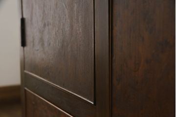 三段重ね桐箪笥の上段を脚付きサイドボードにリメイク!衣装盆を取り外し棚を新規製作。天板は新材に張り替え。鏡は取り外し、レトロな気泡ガラスに交換。元の色味に合わせて全体を着色して仕上げ。