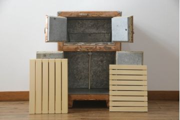 冷蔵庫を綺麗に再生!前面部分の銅を磨き、ヒバ材ですのこを製作。上段には底板・下段には棚板として設置。