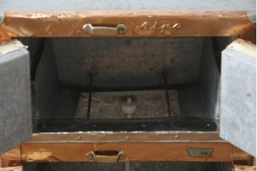 冷蔵庫を綺麗に再生!前面部分の銅を磨き、ヒバ材ですのこを製作。上段には底板・下段には棚板として設置。