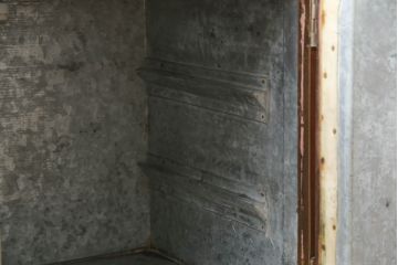 冷蔵庫を綺麗に再生!前面部分の銅を磨き、ヒバ材ですのこを製作。上段には底板・下段には棚板として設置。