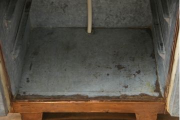 冷蔵庫を綺麗に再生!前面部分の銅を磨き、ヒバ材ですのこを製作。上段には底板・下段には棚板として設置。