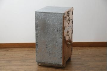 冷蔵庫を綺麗に再生!前面部分の銅を磨き、ヒバ材ですのこを製作。上段には底板・下段には棚板として設置。