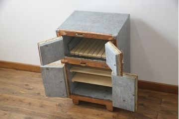 冷蔵庫を綺麗に再生!前面部分の銅を磨き、ヒバ材ですのこを製作。上段には底板・下段には棚板として設置。