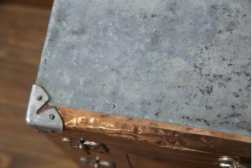冷蔵庫を綺麗に再生!前面部分の銅を磨き、ヒバ材ですのこを製作。上段には底板・下段には棚板として設置。