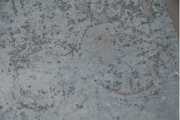 冷蔵庫を綺麗に再生!前面部分の銅を磨き、ヒバ材ですのこを製作。上段には底板・下段には棚板として設置。