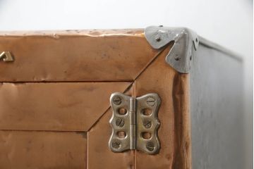 冷蔵庫を綺麗に再生!前面部分の銅を磨き、ヒバ材ですのこを製作。上段には底板・下段には棚板として設置。