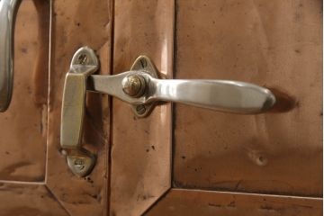 冷蔵庫を綺麗に再生!前面部分の銅を磨き、ヒバ材ですのこを製作。上段には底板・下段には棚板として設置。