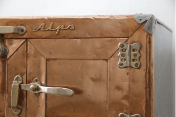 冷蔵庫を綺麗に再生!前面部分の銅を磨き、ヒバ材ですのこを製作。上段には底板・下段には棚板として設置。