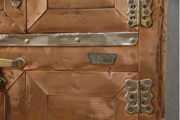 冷蔵庫を綺麗に再生!前面部分の銅を磨き、ヒバ材ですのこを製作。上段には底板・下段には棚板として設置。